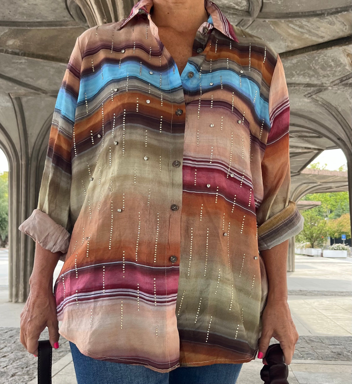 Vista frontal de camisa multicolor con aplicaciones brillantes