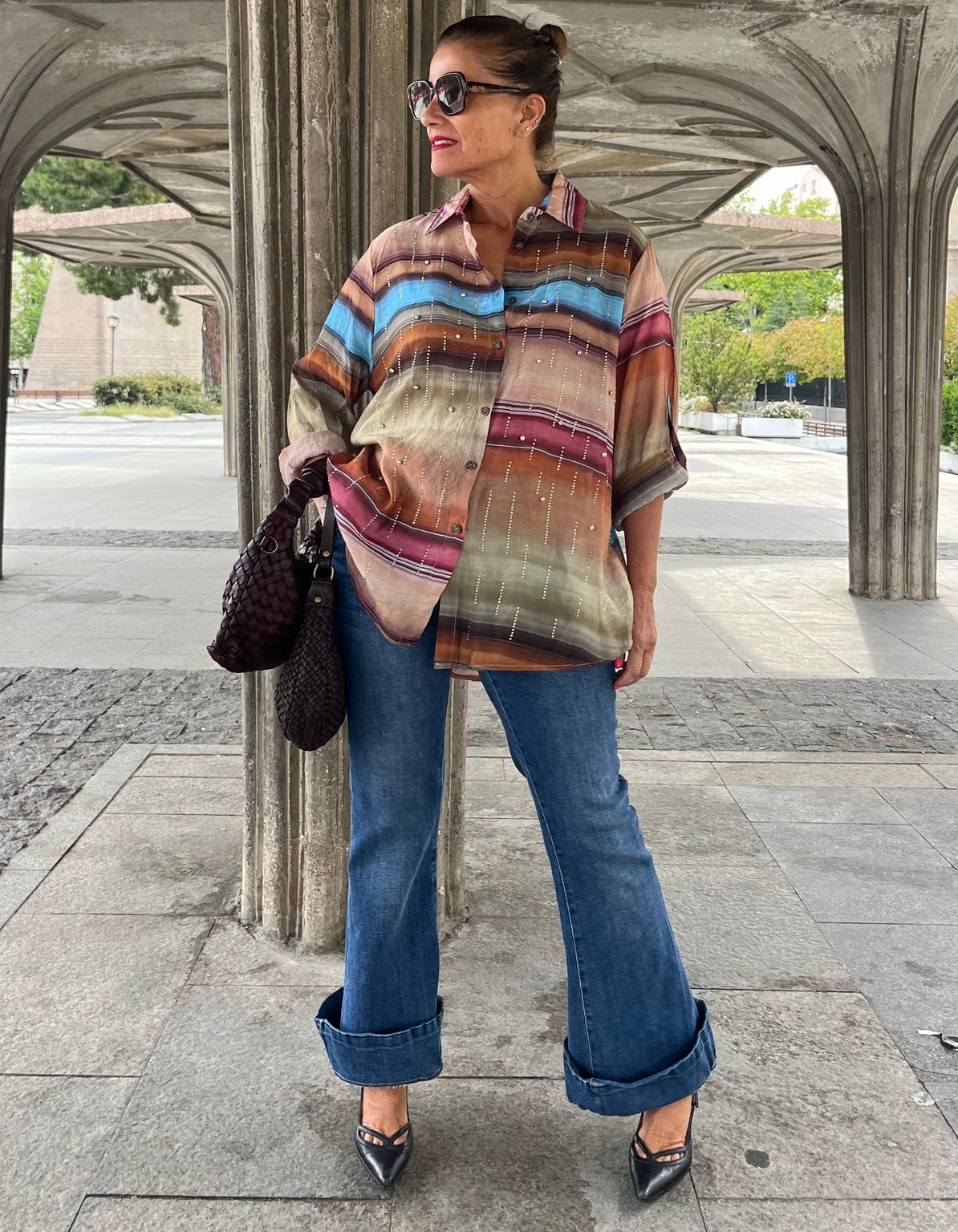 Camisa multicolor con detalles brillantes - look completo
