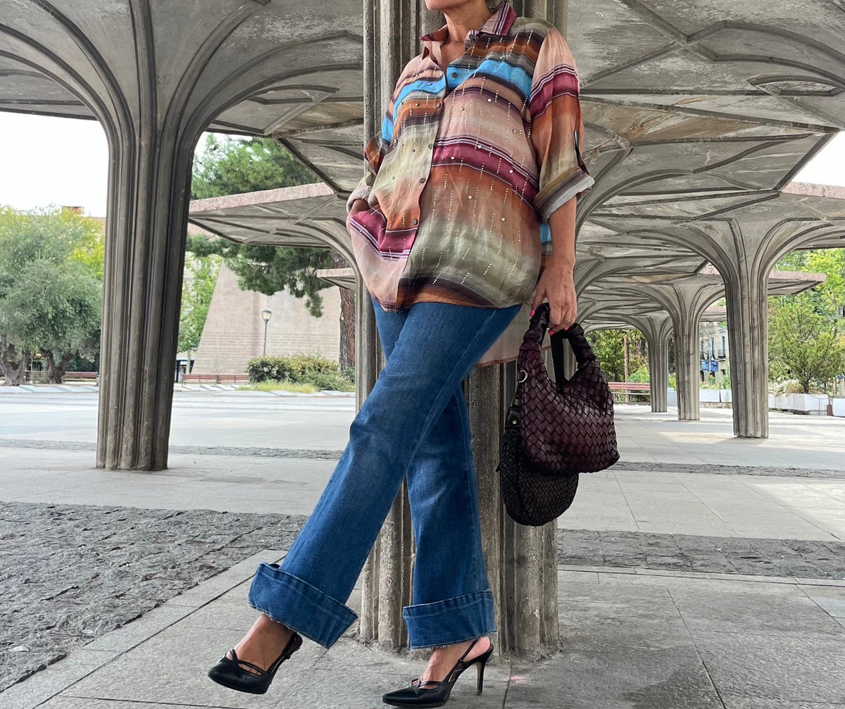 Camisa de rayas multicolor con detalles brillantes - look frontal