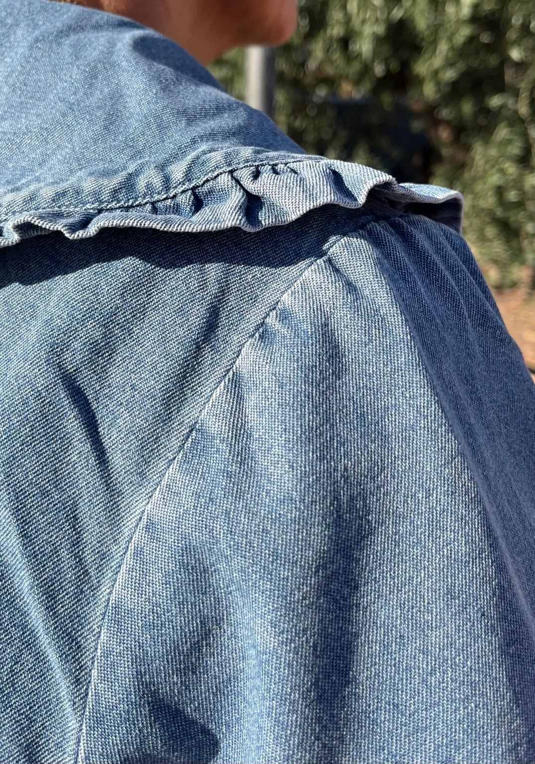 Detalle del tejido y del acabado fruncido de la camisa vaquera