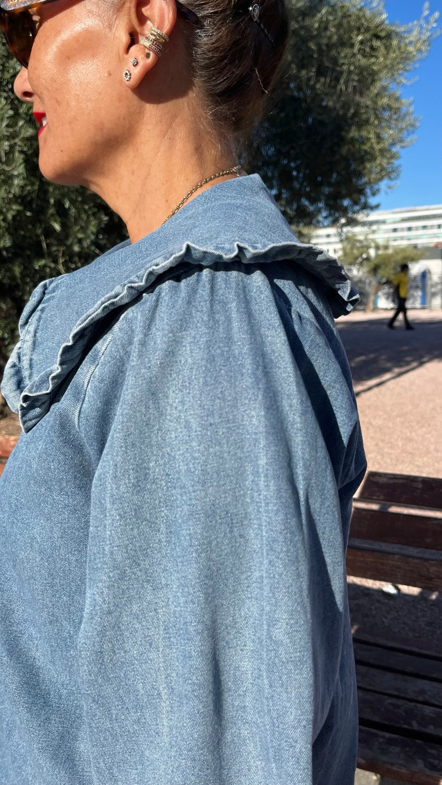 Detalle del hombro y volante de la camisa vaquera azul claro