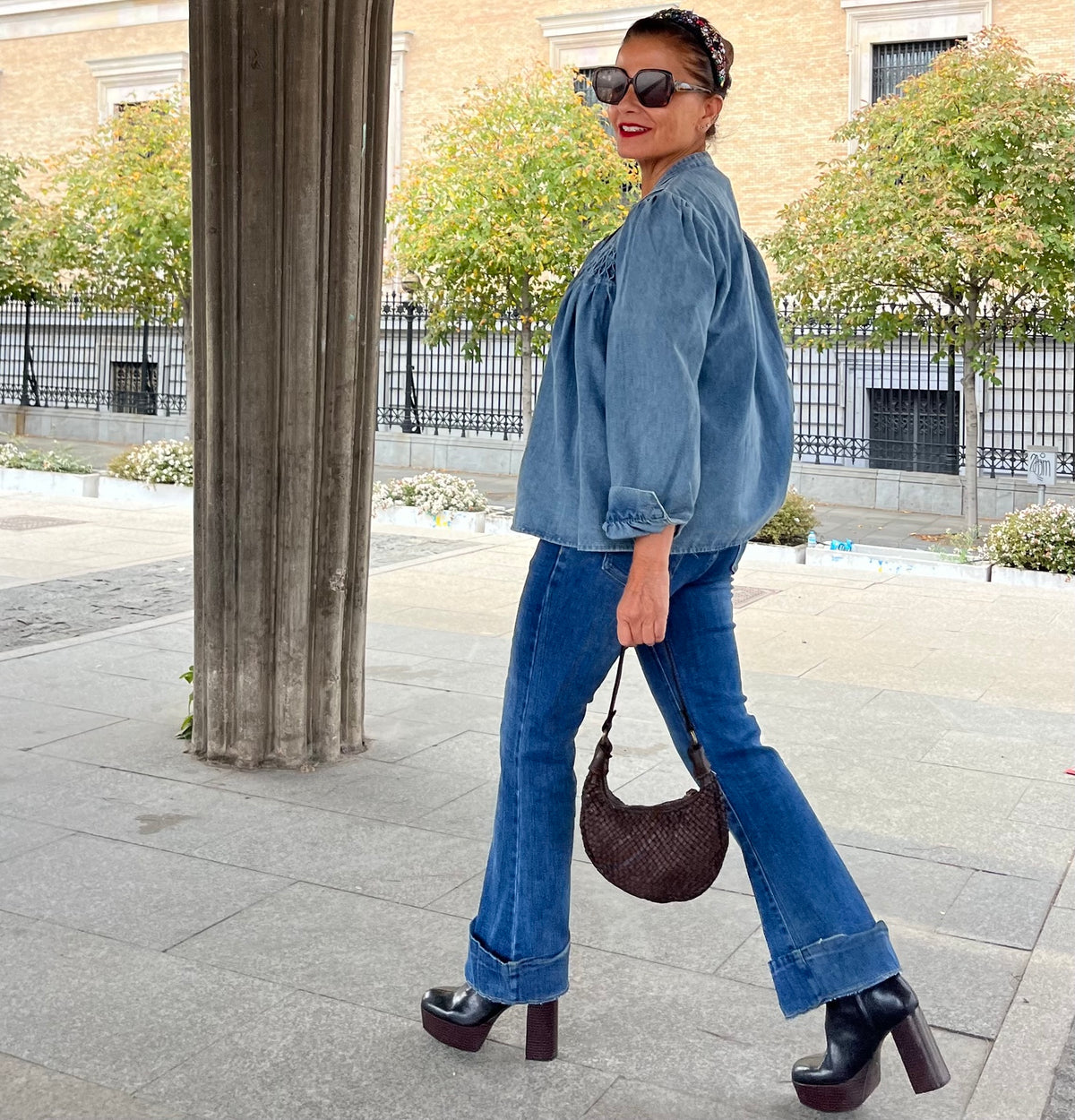 Camisa vaquera azul en look completo