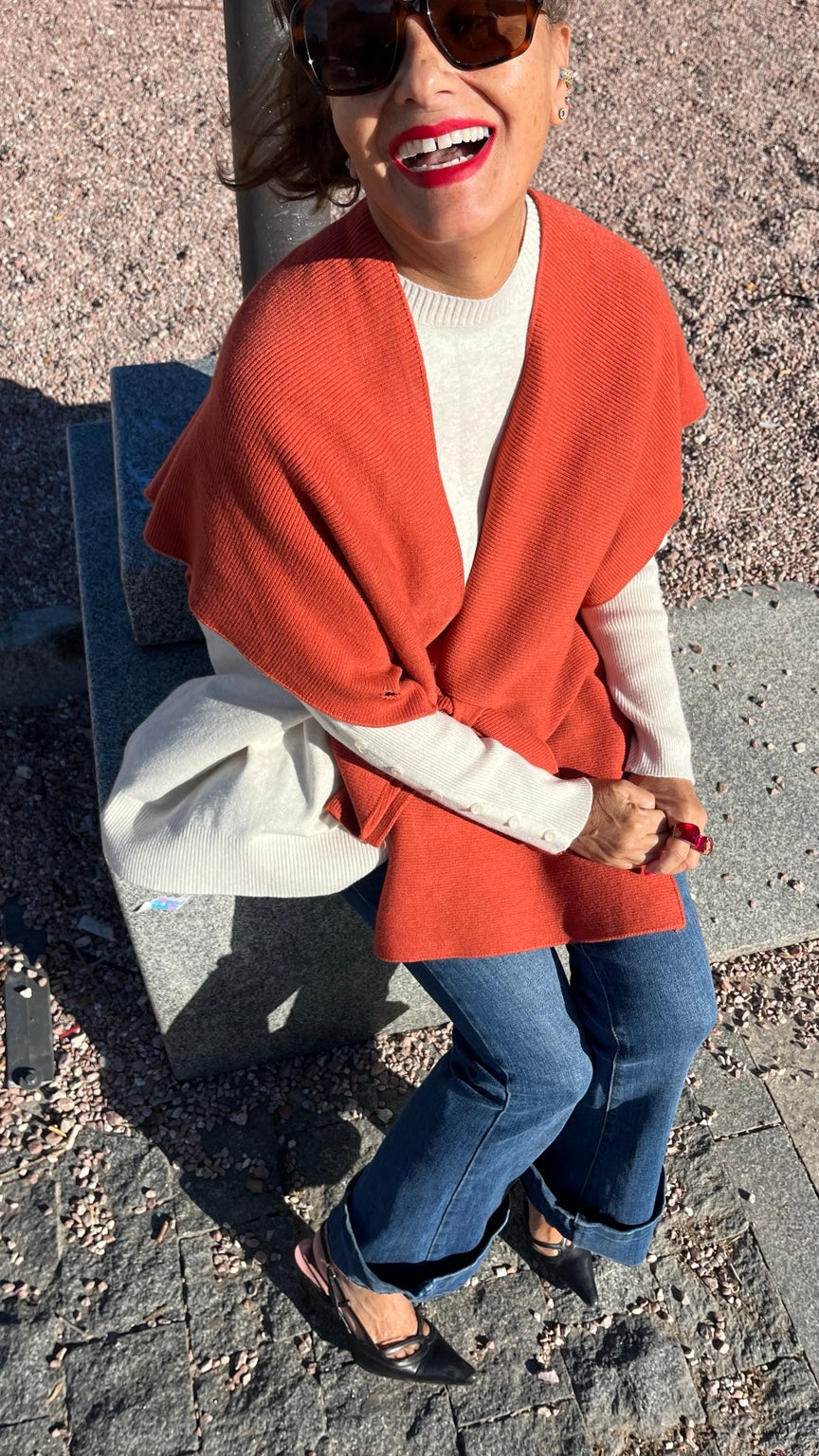 Capa de punto color teja con lazada delantera, foto real 1; combinación con jersey de botones en mangas