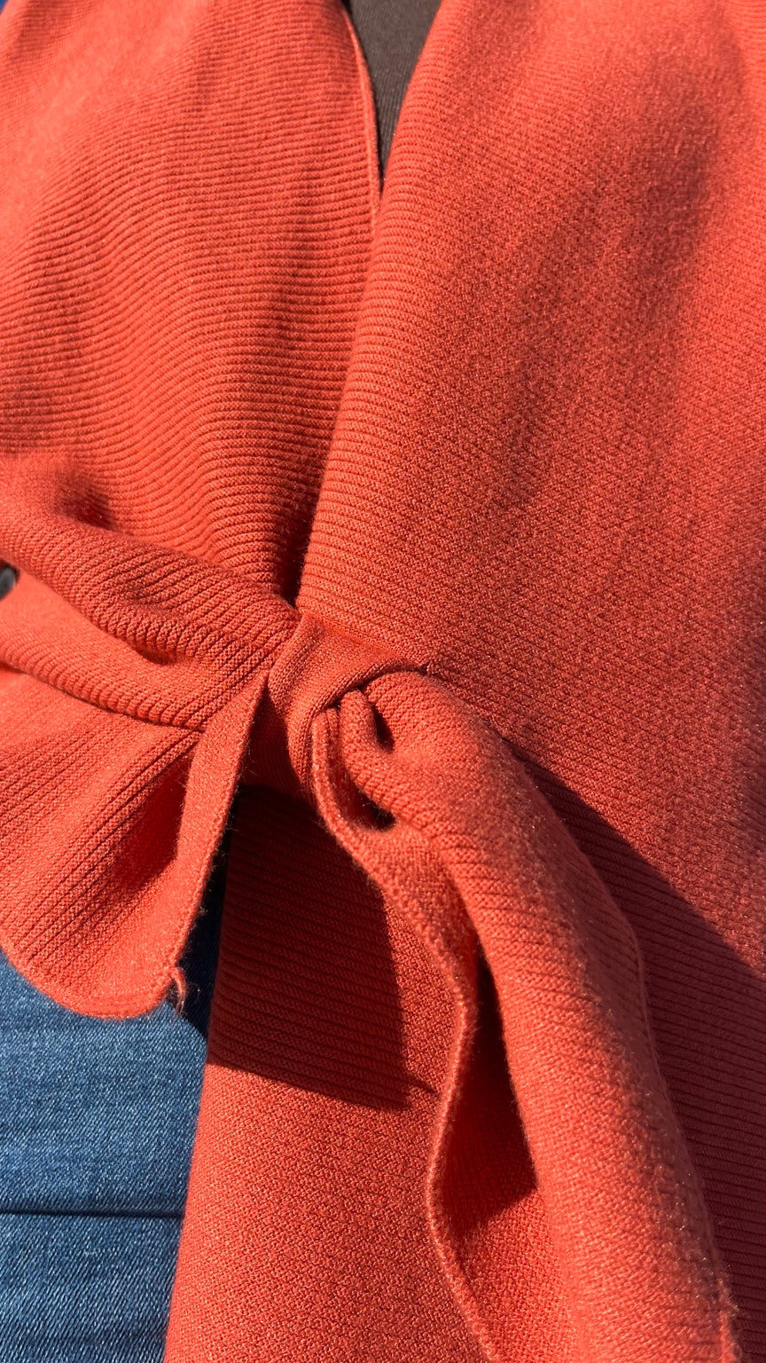 Capa de punto color teja con lazada delantera, foto real 6; combinación con jersey de botones en mangas
