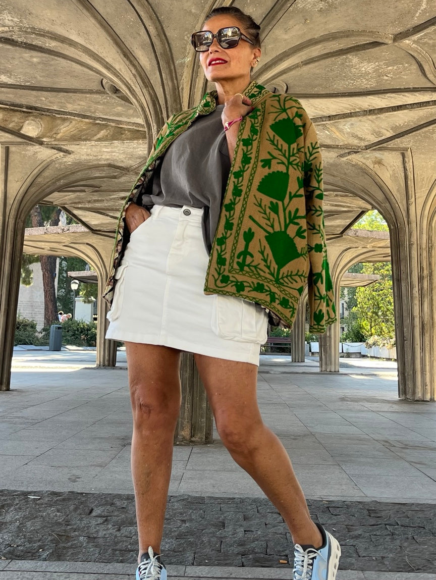 Chaqueta de algodón beige bordada en verde