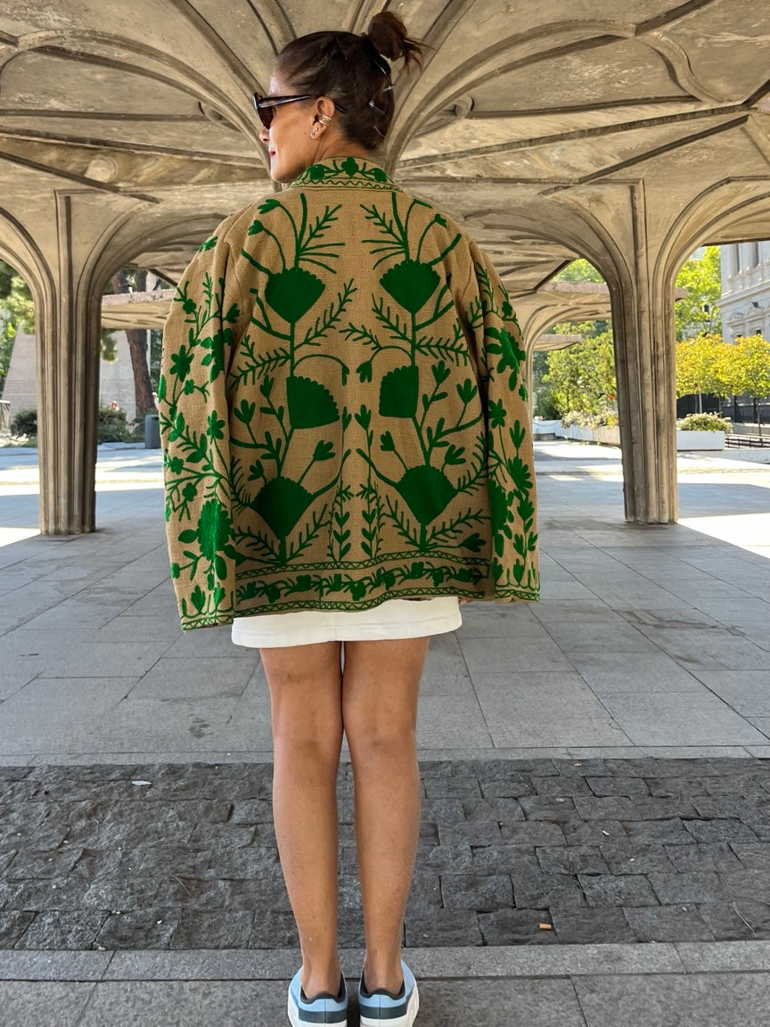 Chaqueta de algodón beige bordada en verde