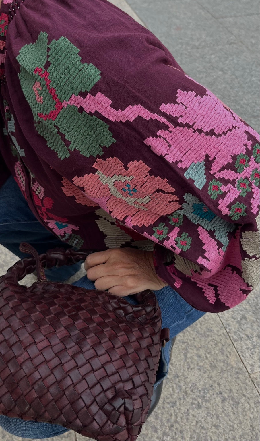 Chaqueta de algodón burdeos bordada a mano, detalle manga y bolso