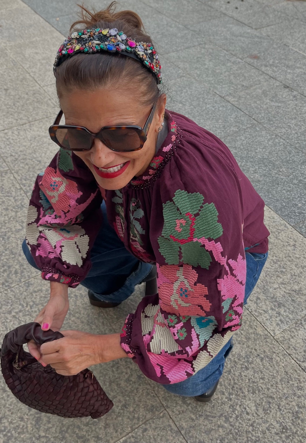 Chaqueta de algodón burdeos bordada a mano, look con bolso