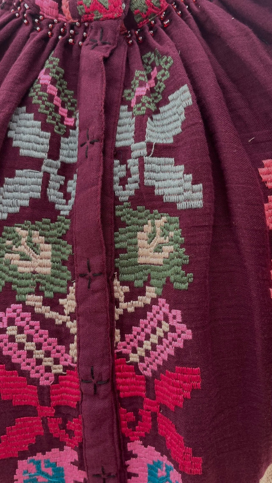 Chaqueta de algodón burdeos bordada a mano, detalle frontal