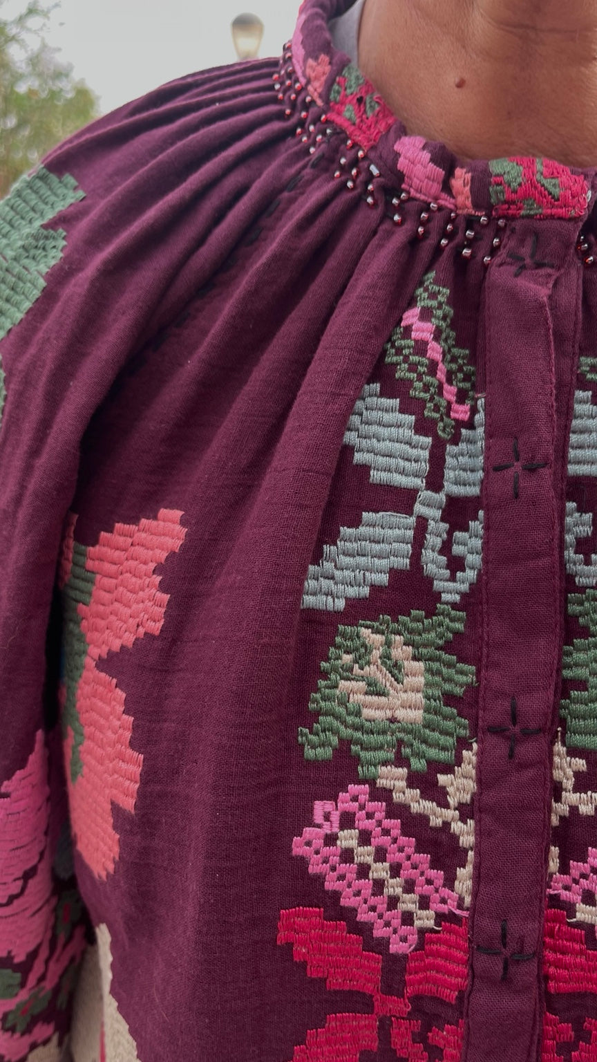 Chaqueta burdeos bordada a mano, detalle cuello