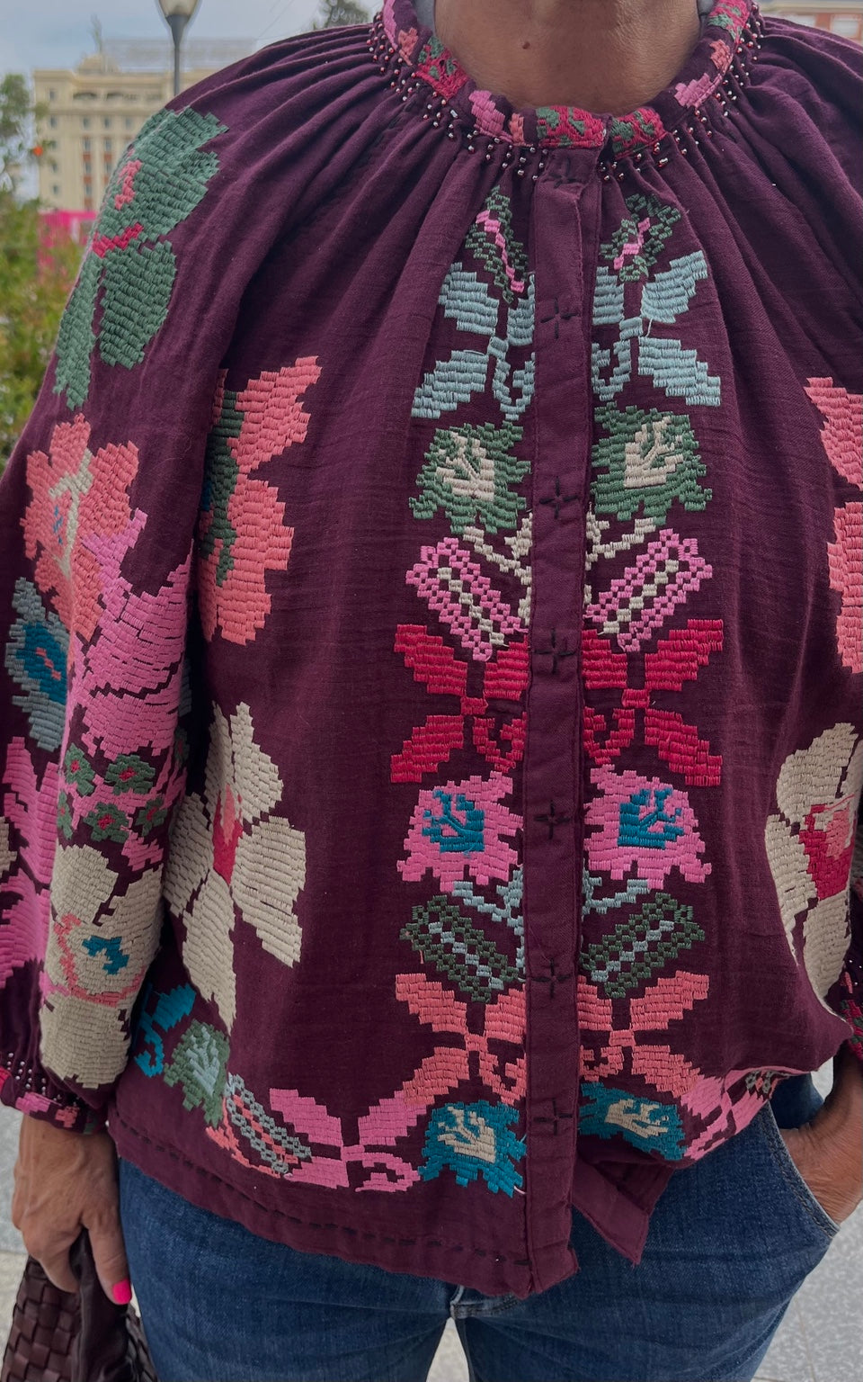 Chaqueta burdeos bordada a mano, detalle delantero