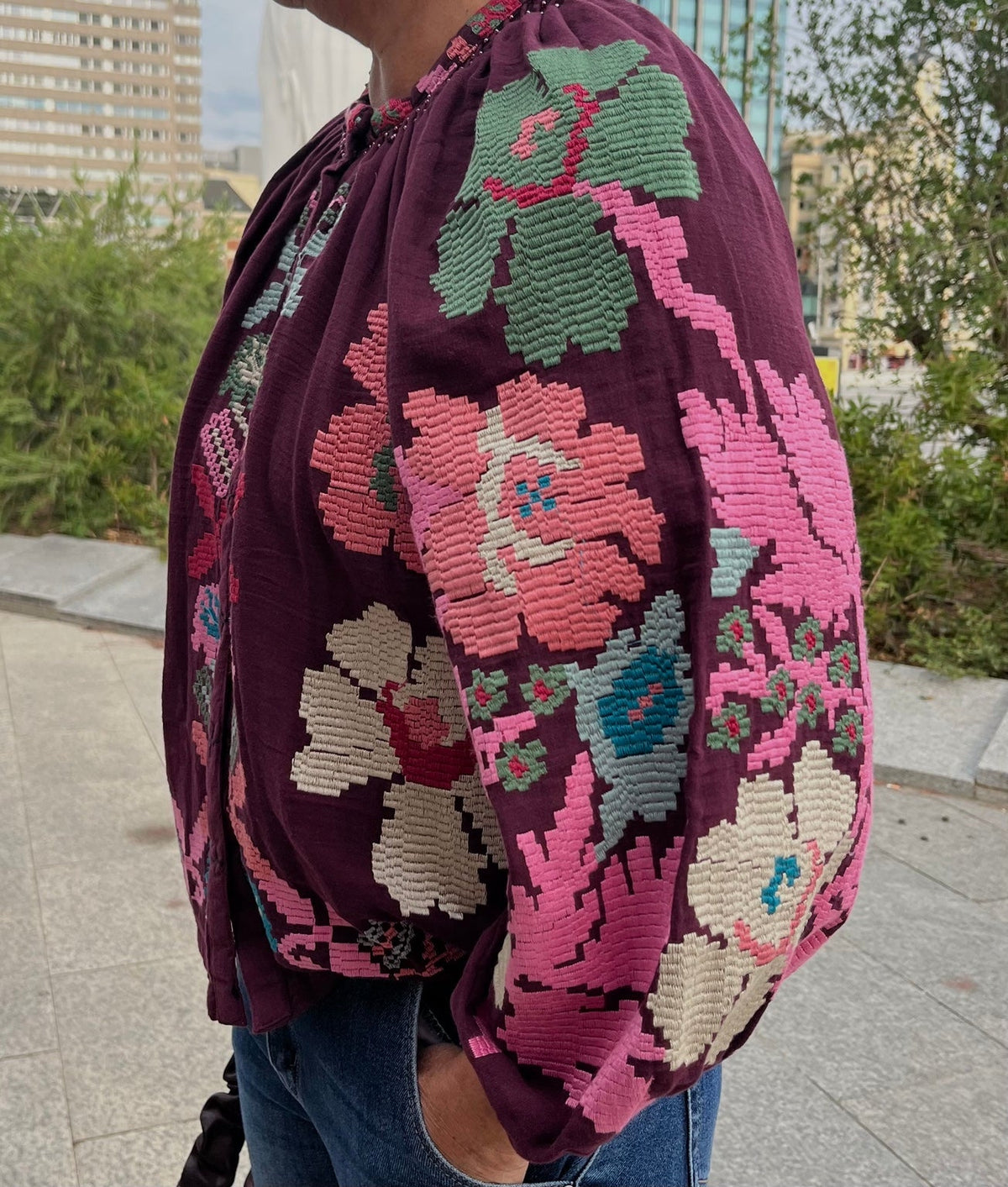 Chaqueta burdeos bordada a mano, detalle lateral