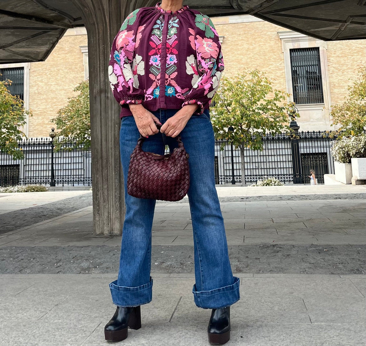 Chaqueta burdeos bordada a mano, look con bolso de frente
