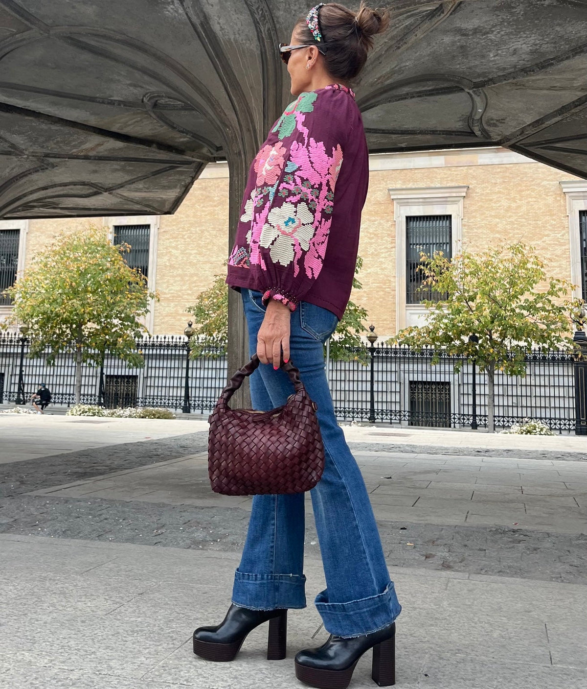 Chaqueta burdeos bordada a mano, vista lateral con bolso