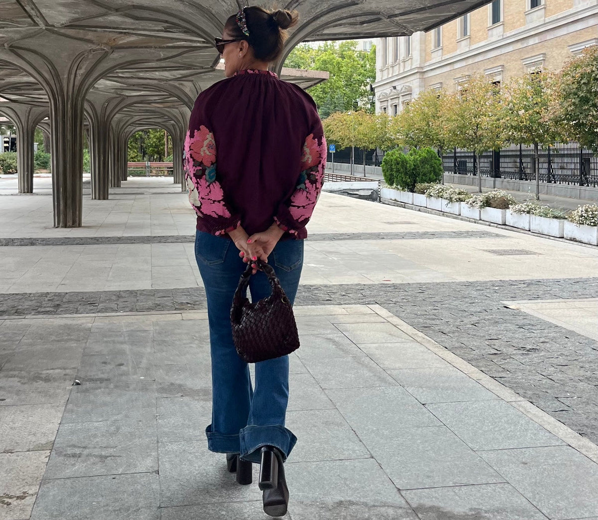 Chaqueta burdeos bordada a mano, vista de espalda