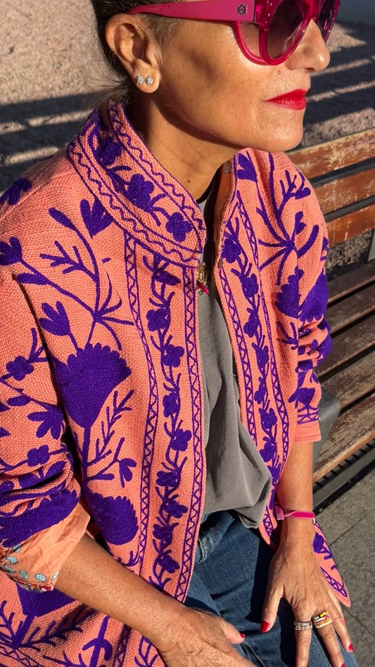 Detalle del cuello de la chaqueta de algodón salmón tostado y morado