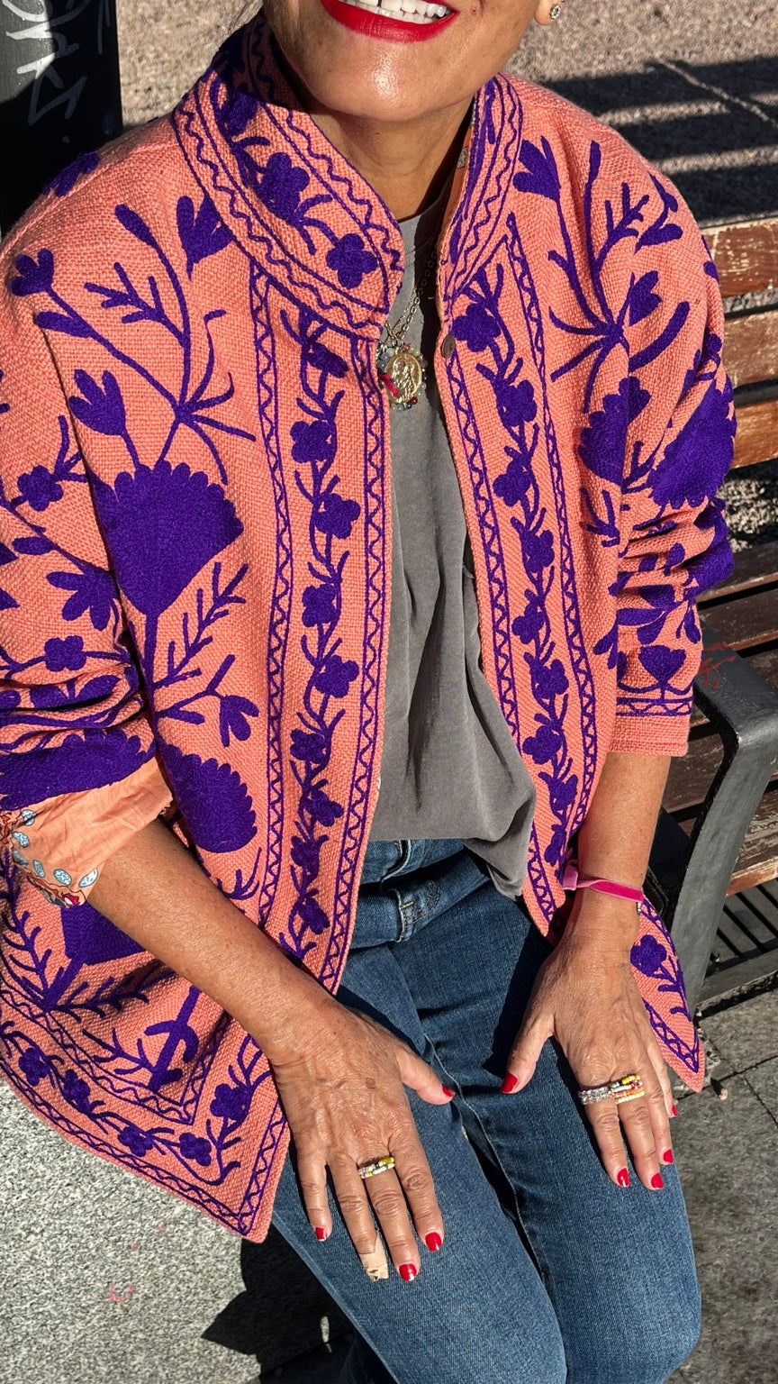 Detalle frontal de chaqueta de algodón salmón tostado con estampado morado