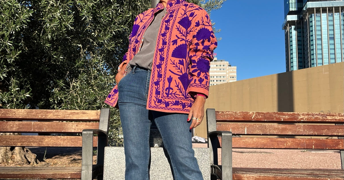 Chaqueta de algodón salmón tostado y morado combinada con camiseta y vaqueros