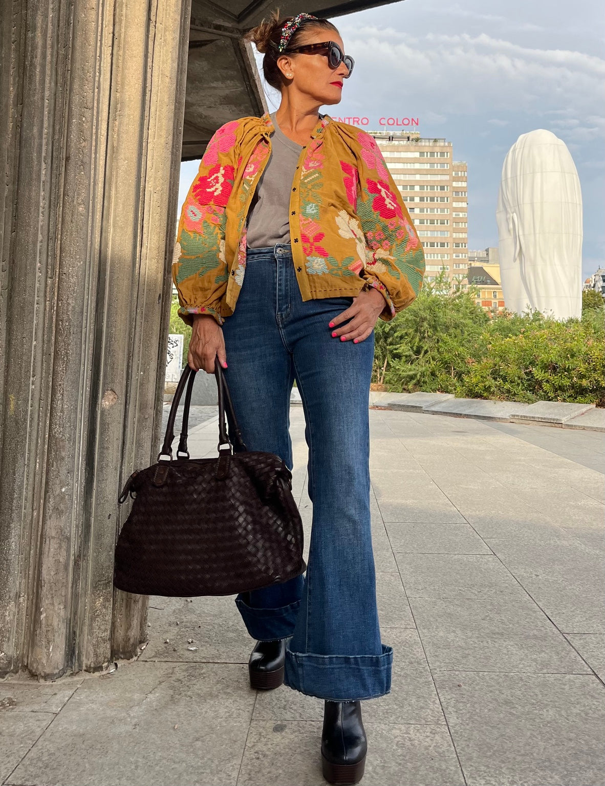 Chaqueta mostaza bordada a mano con flores multicolor, vista frontal completa