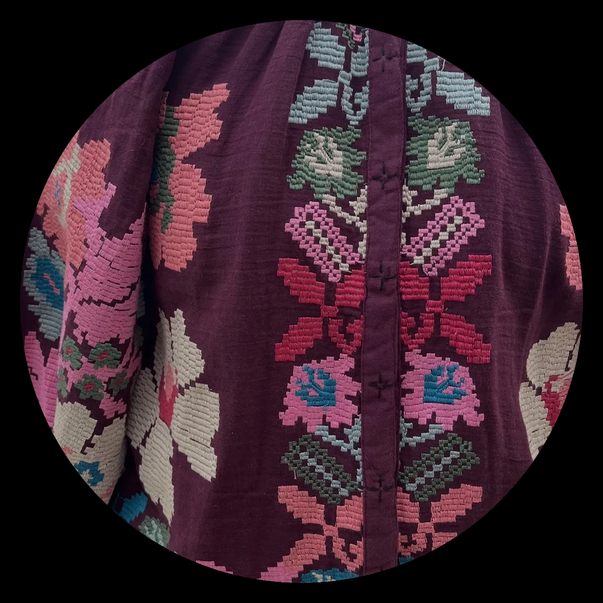 Detalle del bordado floral de chaqueta burdeos