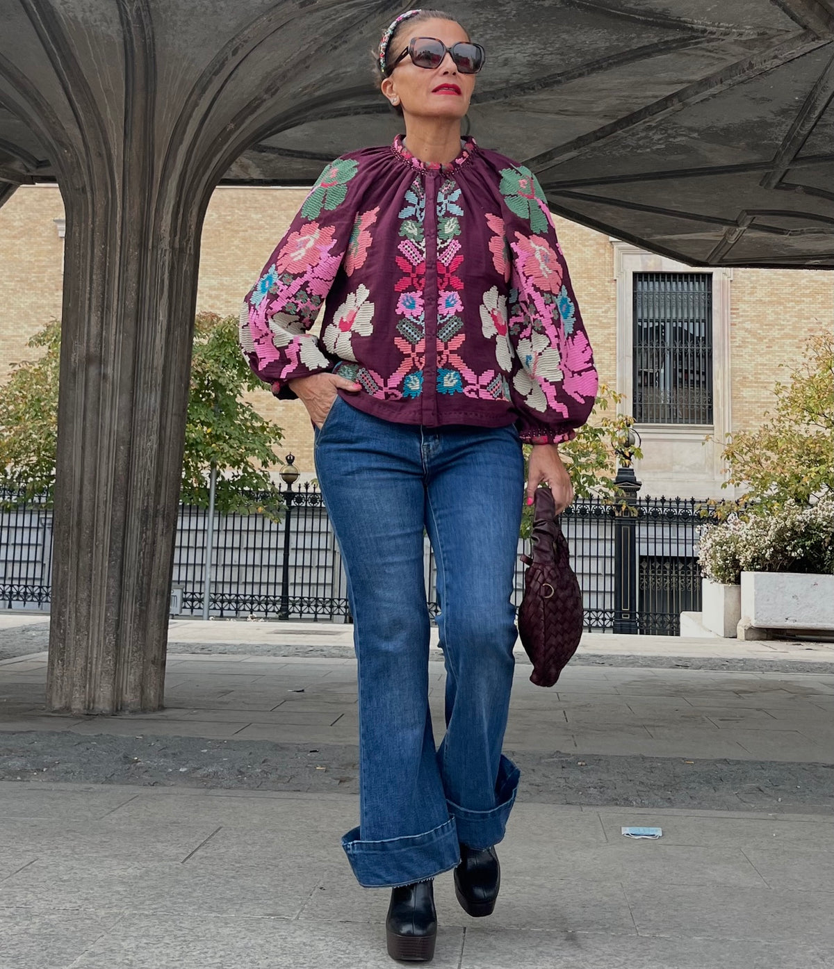 Chaqueta burdeos bordada a mano, look completo de frente