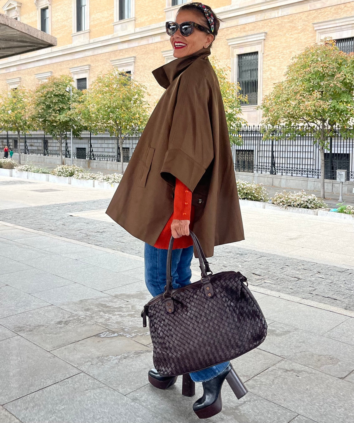 Chaqueta capa oversize marrón look completo con bolso negro