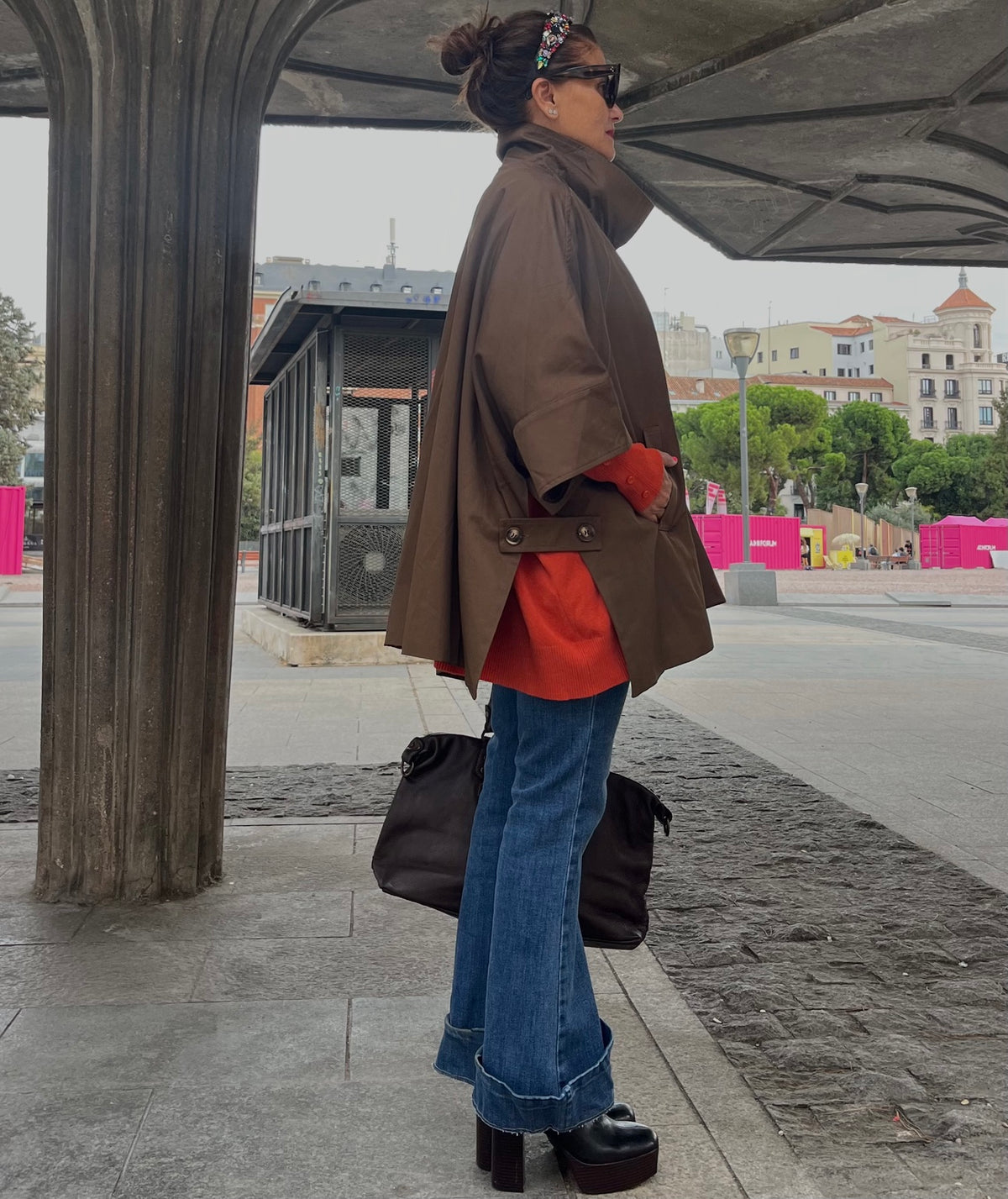 Chaqueta capa oversize marrón vista lateral con abertura y botón