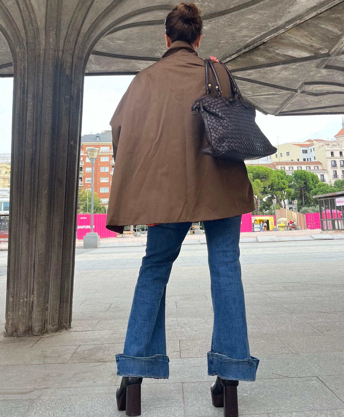 Chaqueta capa oversize marrón vista de espalda con bolso