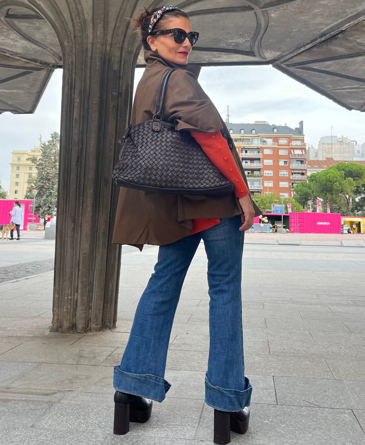 Chaqueta capa oversize marrón vista posterior y caída