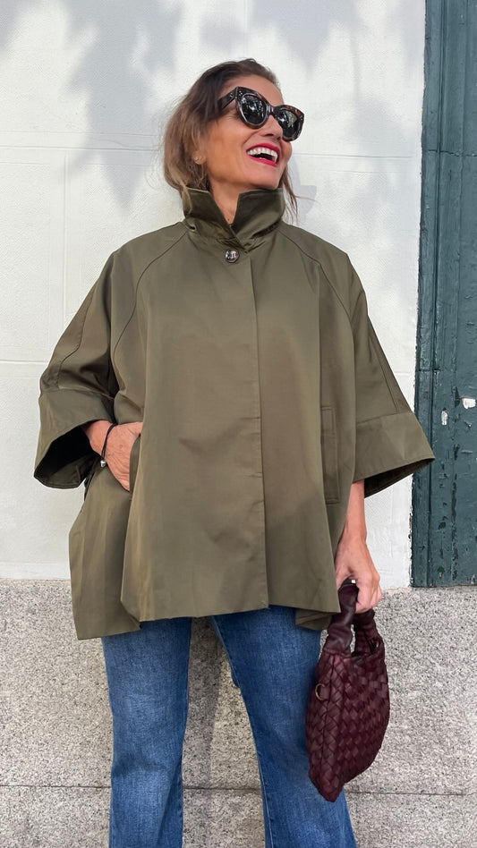 Chaqueta capa oversize verde caqui vista frontal