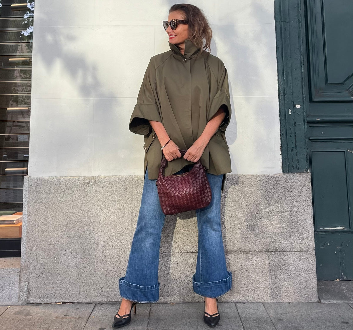 Chaqueta capa oversize verde caqui frontal completa