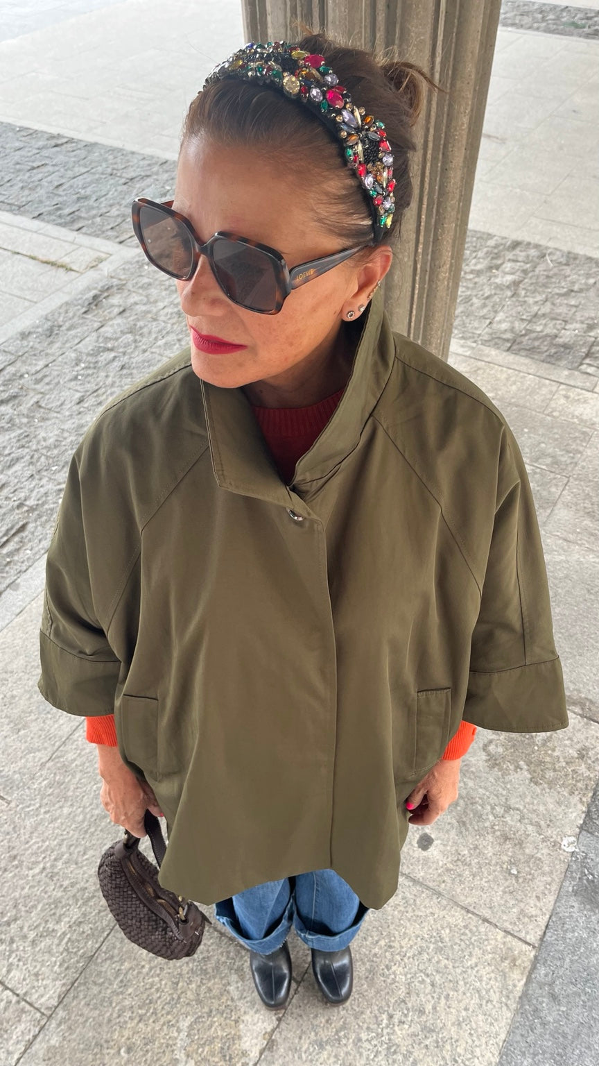Chaqueta capa oversize verde caqui detalle lateral con botones