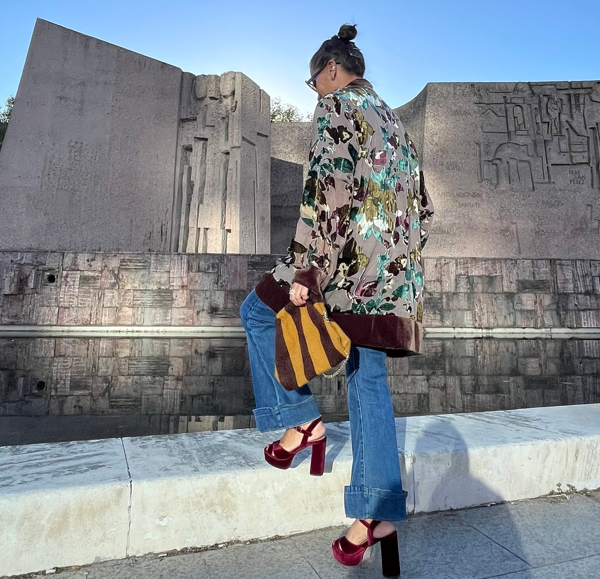 Kimono floral con terciopelo marrón La Canaria - vista de espalda
