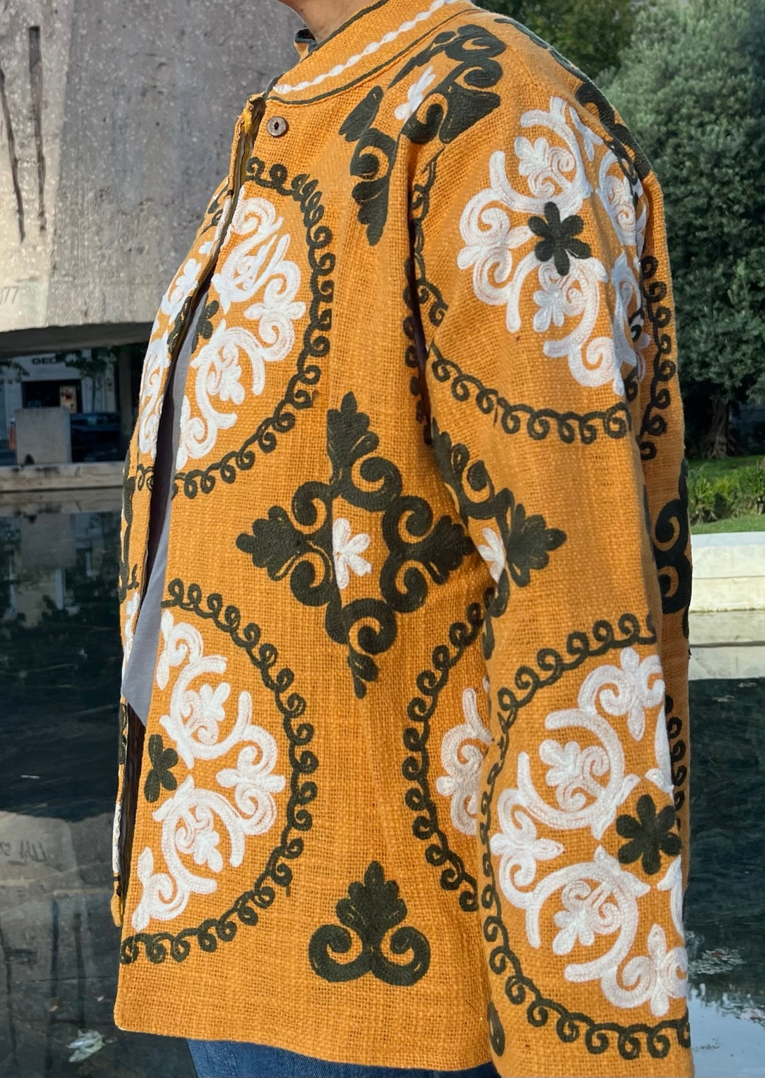 Detalle del cuello y bordado de la chaqueta India mostaza