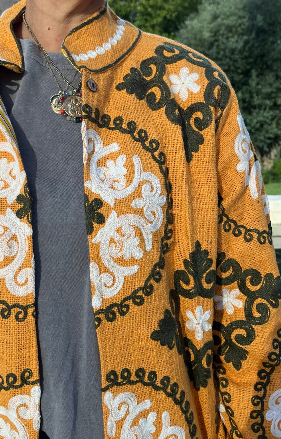 Chaqueta India mostaza bordada - vista completa de espalda