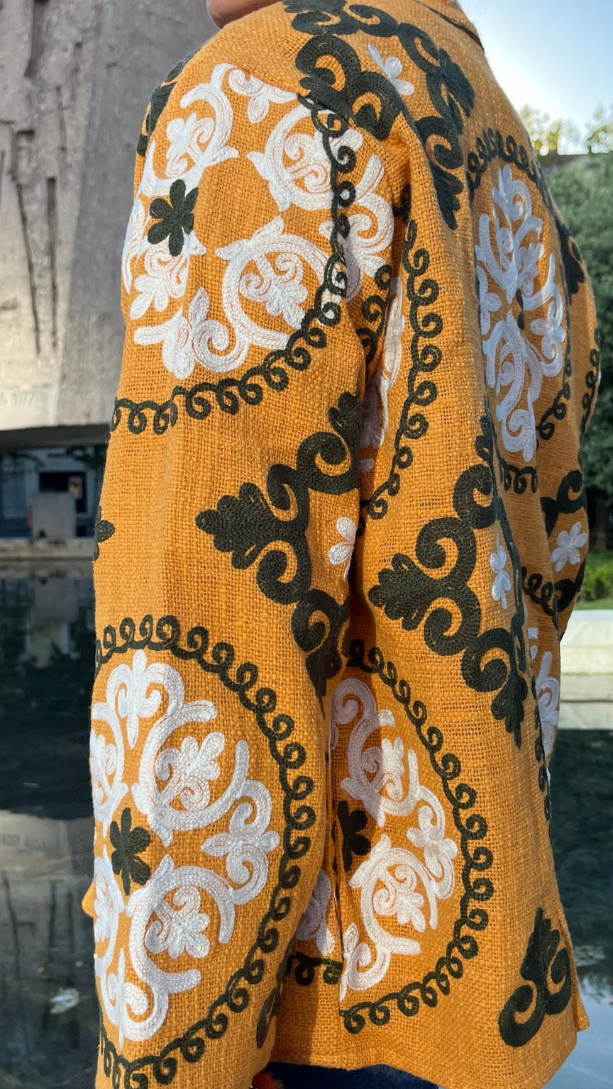 Chaqueta India mostaza con dibujos en verde oscuro y crudo, vista frontal