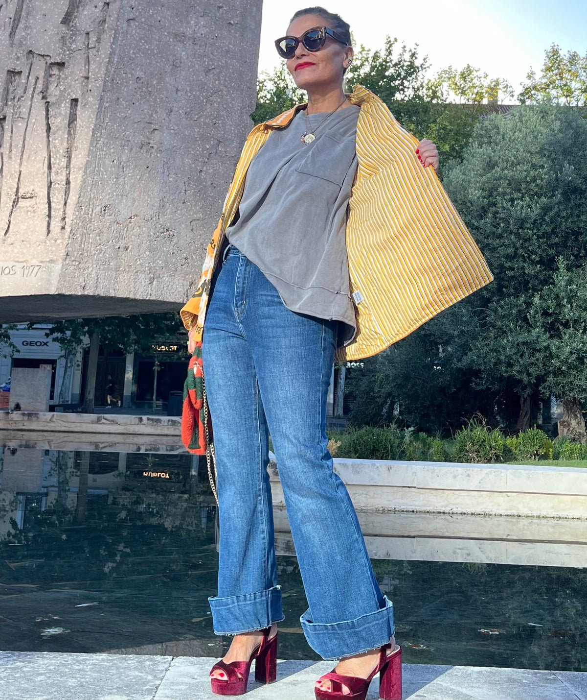 Chaqueta India mostaza bordada combinada con camiseta y vaqueros