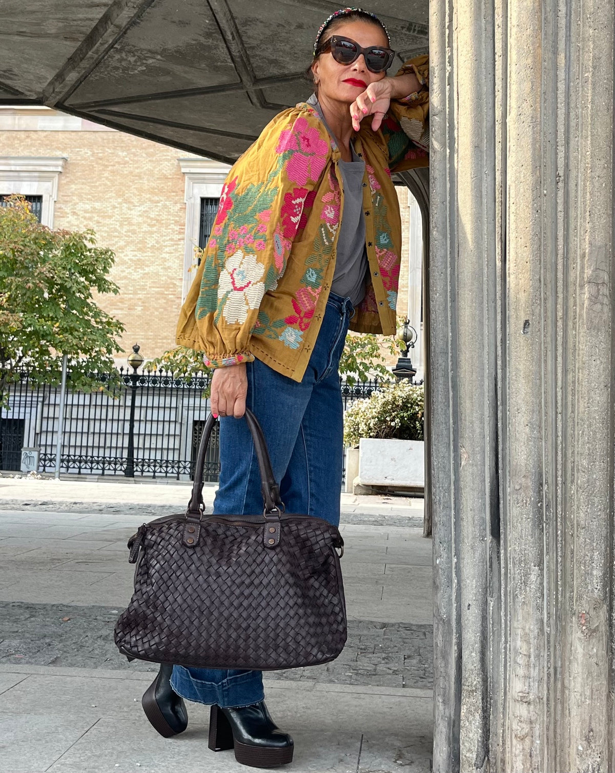 Chaqueta mostaza bordada en un look con bolso de piel oscuro