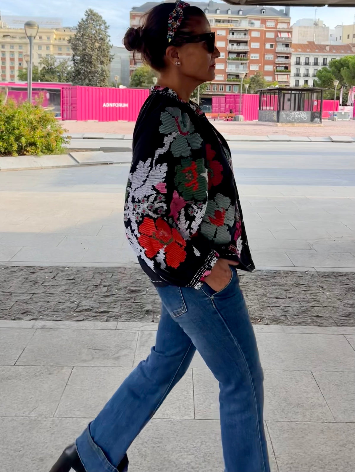 Chaqueta negra bordada a mano, fotografía 2