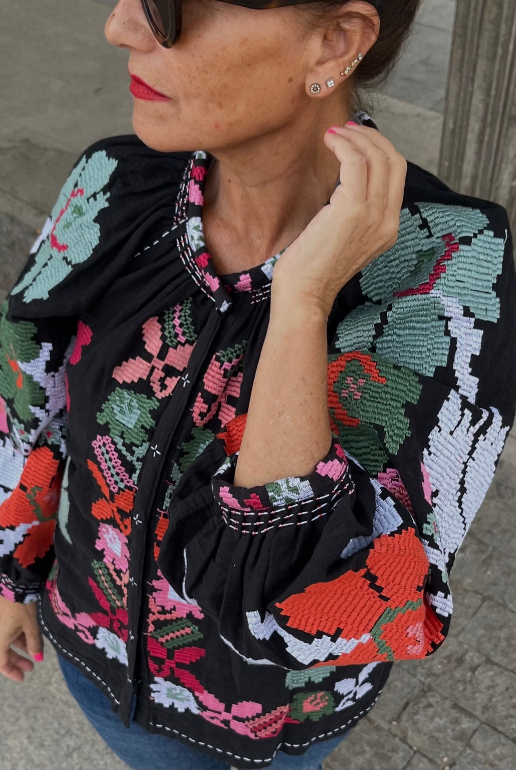 Chaqueta negra bordada a mano, fotografía 7