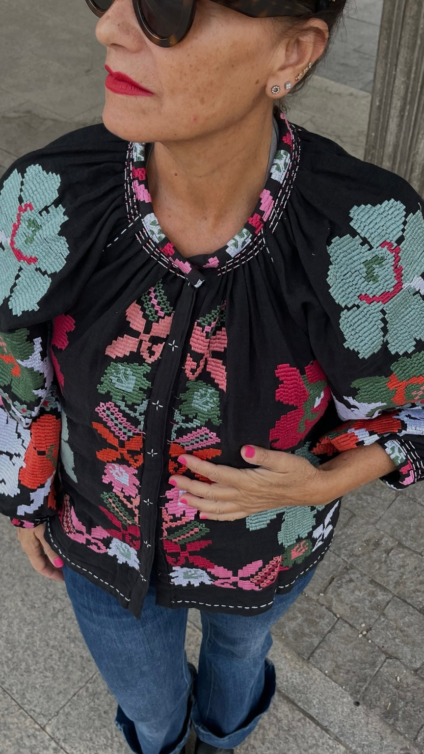 Chaqueta negra bordada a mano, fotografía 9