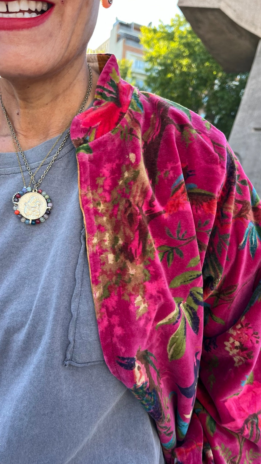 Detalle de la chaqueta de terciopelo estampada fucsia