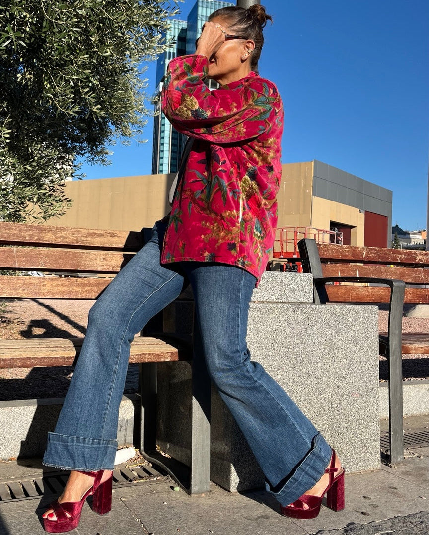 Chaqueta de terciopelo fucsia con vaqueros - look