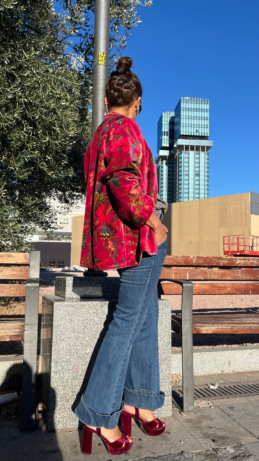 Chaqueta de terciopelo fucsia con vaqueros - vista frontal