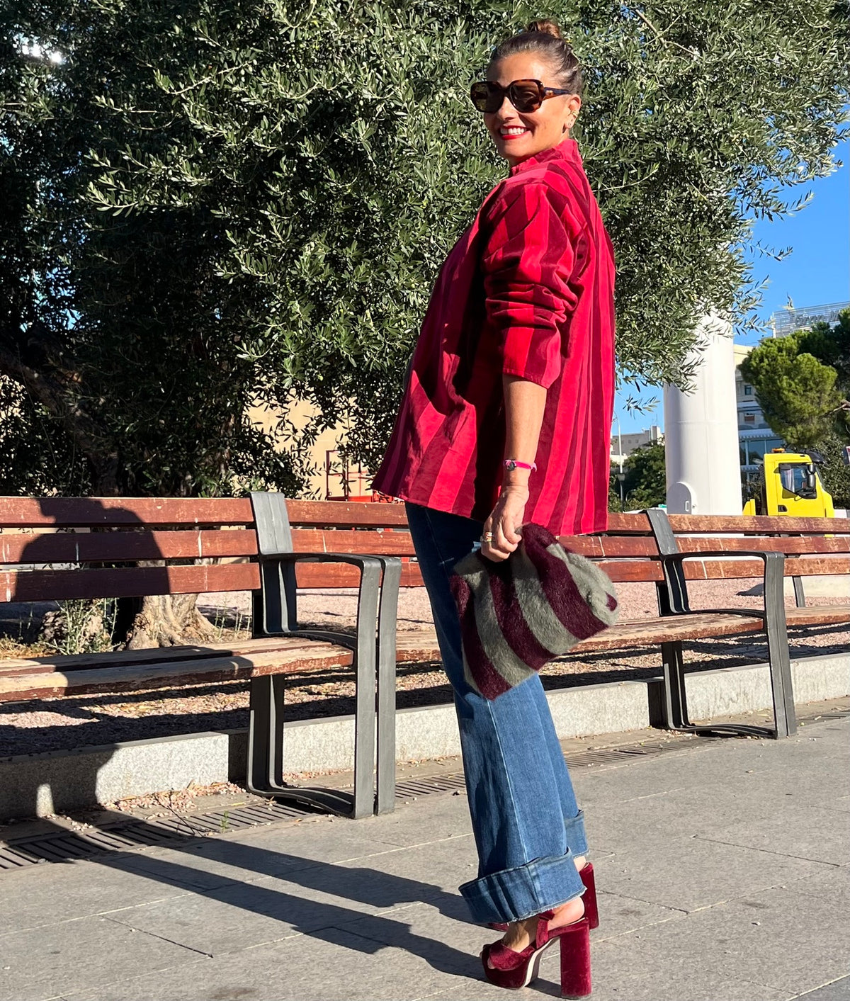 Chaqueta de terciopelo de rayas rojas, vista de espalda