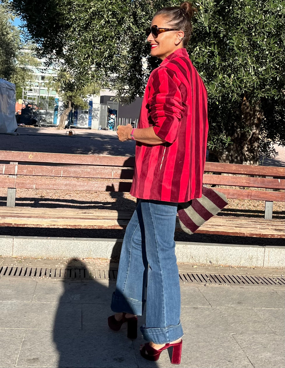 Chaqueta de terciopelo de rayas rojas, vista lateral
