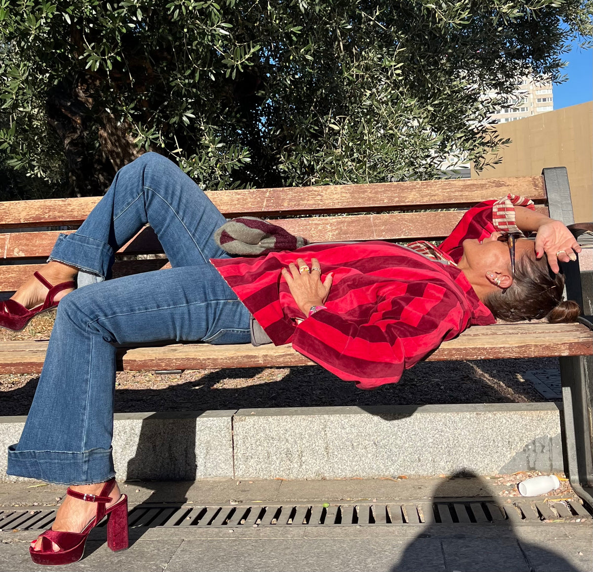 Modelo con chaqueta de terciopelo de rayas rojas, vista frontal en un look informal.