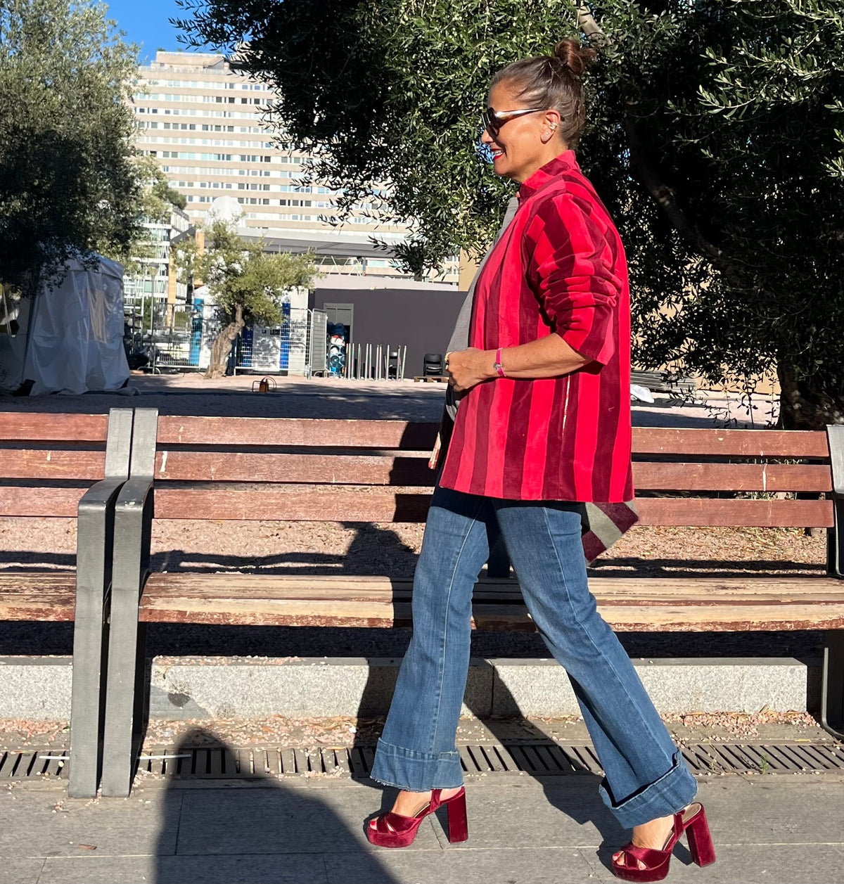 Chaqueta de terciopelo de rayas rojas, look completo