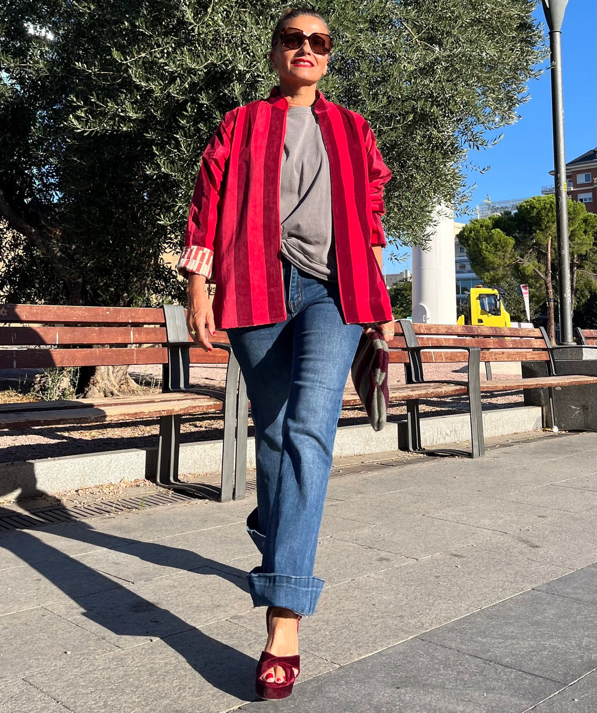 Chaqueta de terciopelo de rayas rojas en modelo