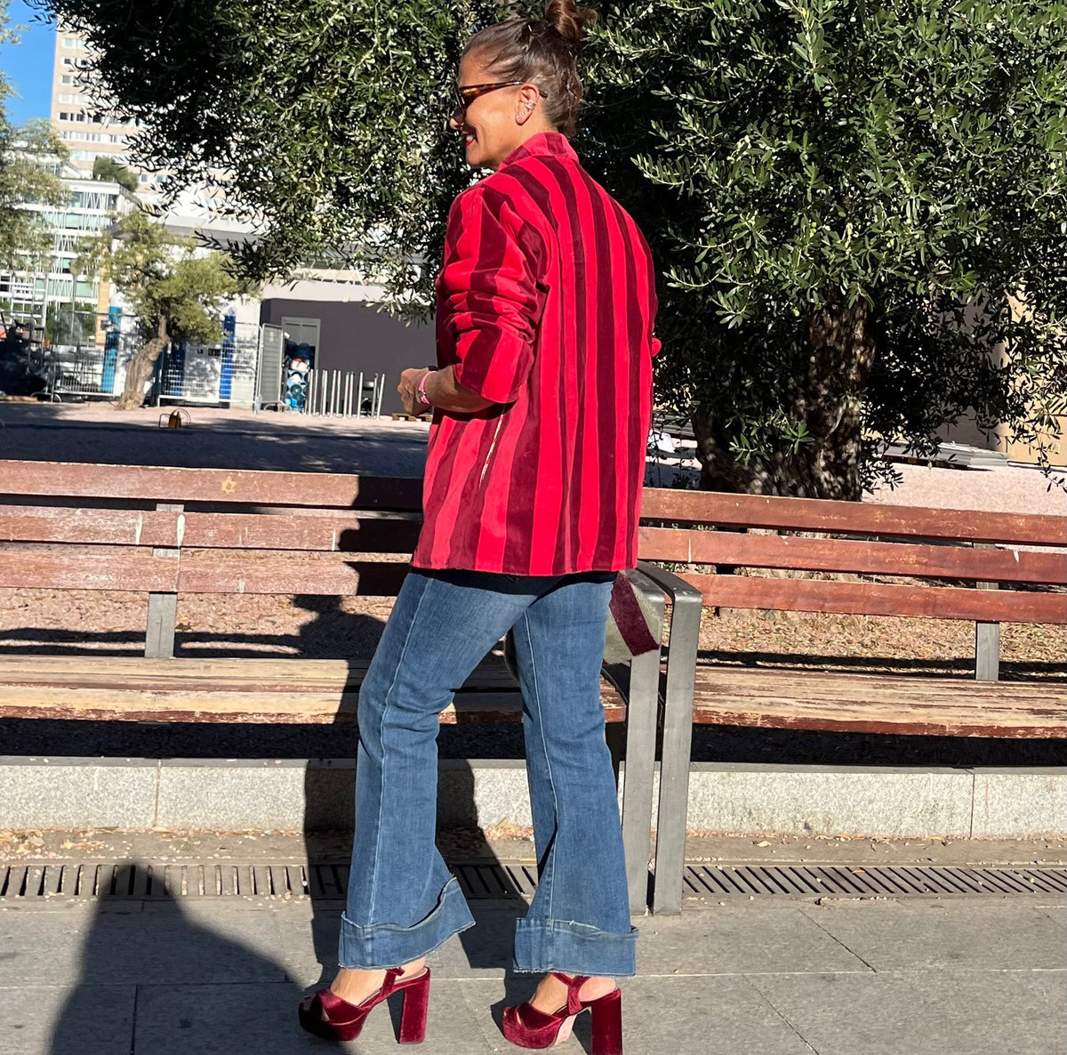 Chaqueta de terciopelo de rayas rojas, vista posterior